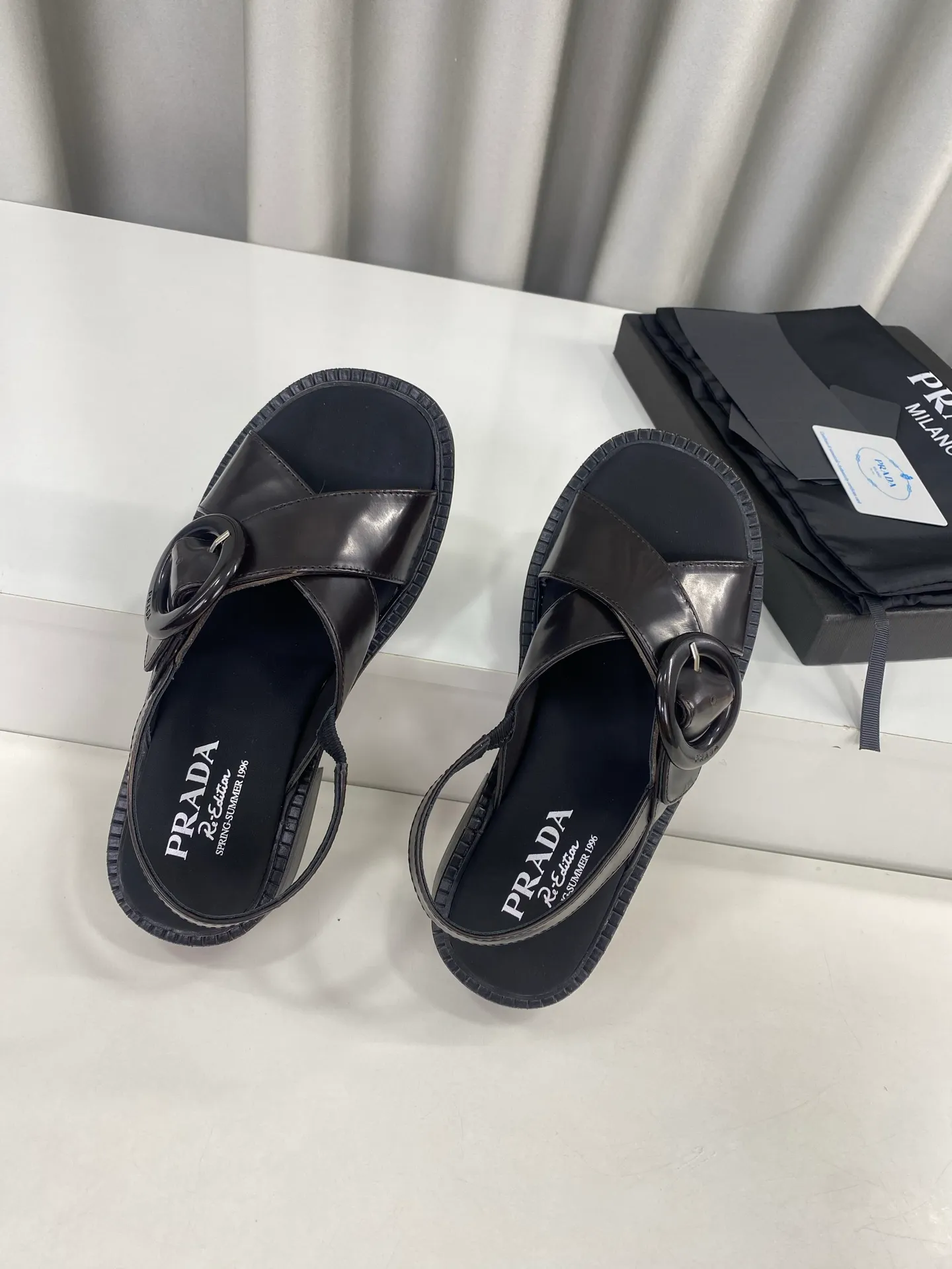 💕💕Factory direct selling price p500💕💕 Prada 25ss spring and summer new style cross thick heel sandals ☑️ Many Internet celebrity fashion bloggers are planting grass. Summer must-have sandals. Retro fashionable and avant-garde soles with uppers make the whole pair of shoes light and comfortable. Satisfy the various choices of fashionable people of different styles. The upper feet are very comfortable. The iconic metal triangle logo matches the shape of ancient beach sandals. Every design is fashionable ▪Upper: Made of original imported cow patent leather ▪Inner foot pads: sheepskin ▪Sole: Original customized rubber outsole ▪Size: 35-40 (customized for 40 yuan, non-refundable)